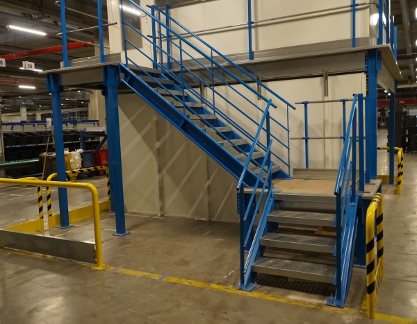 Cloisons industrielles sur mesure avec escalier d'accès
