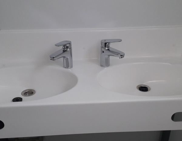 (WCD32) 1 WC + 1 urinoir + 1 douche ( +/- 7,35 m² )