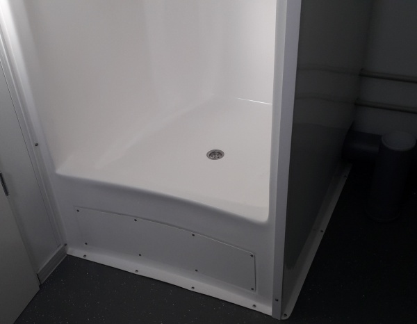 1 WC + 1 douche avec cuve de rétention ( +/- 7,35 m² )