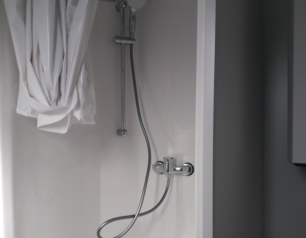 1 WC + 1 douche avec cuve de rétention ( +/- 7,35 m² )