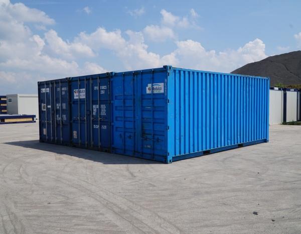 Opslagcontainer 60" drie zeecontainers geassembleerd ( +/- 44,30 m² )