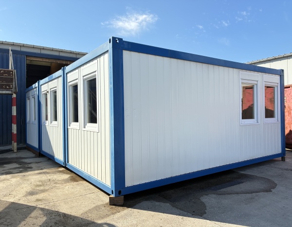 Assemblage de 3 containers de +- 600 x 300 cm qui forme un module de +- 600 x 900 cm