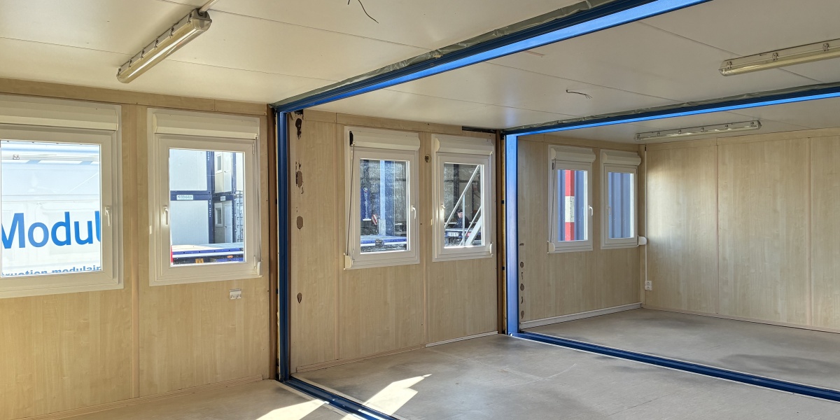 Assemblage de 3 containers de +- 600 x 300 cm qui forme un module de +- 600 x 900 cm - slide 2